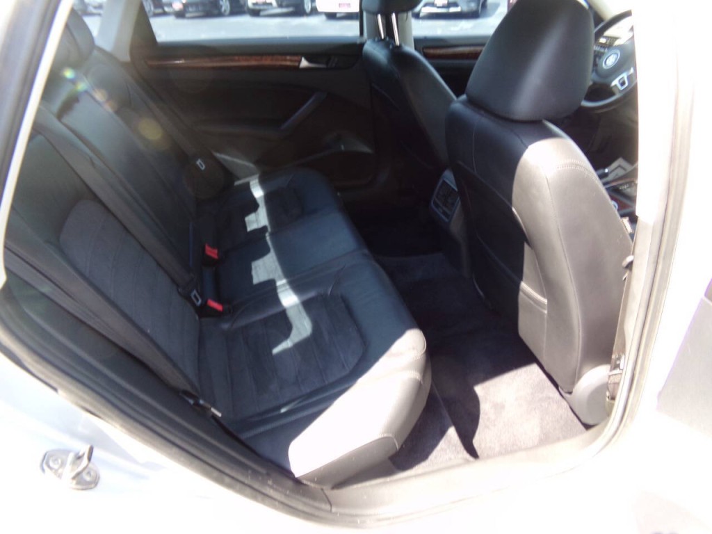 2013 Volkswagen Passat Image 22