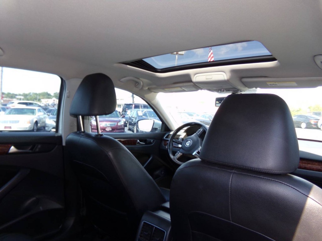 2013 Volkswagen Passat Image 24