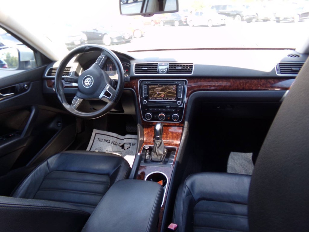 2013 Volkswagen Passat Image 25