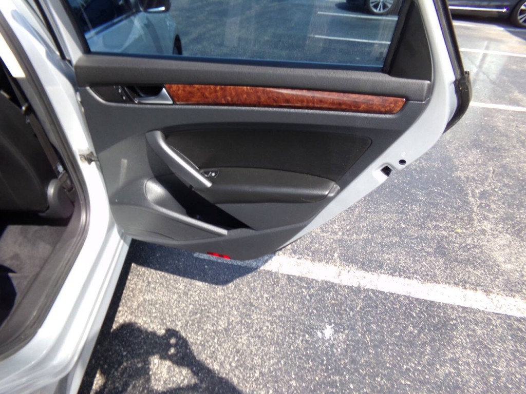 2013 Volkswagen Passat Image 26