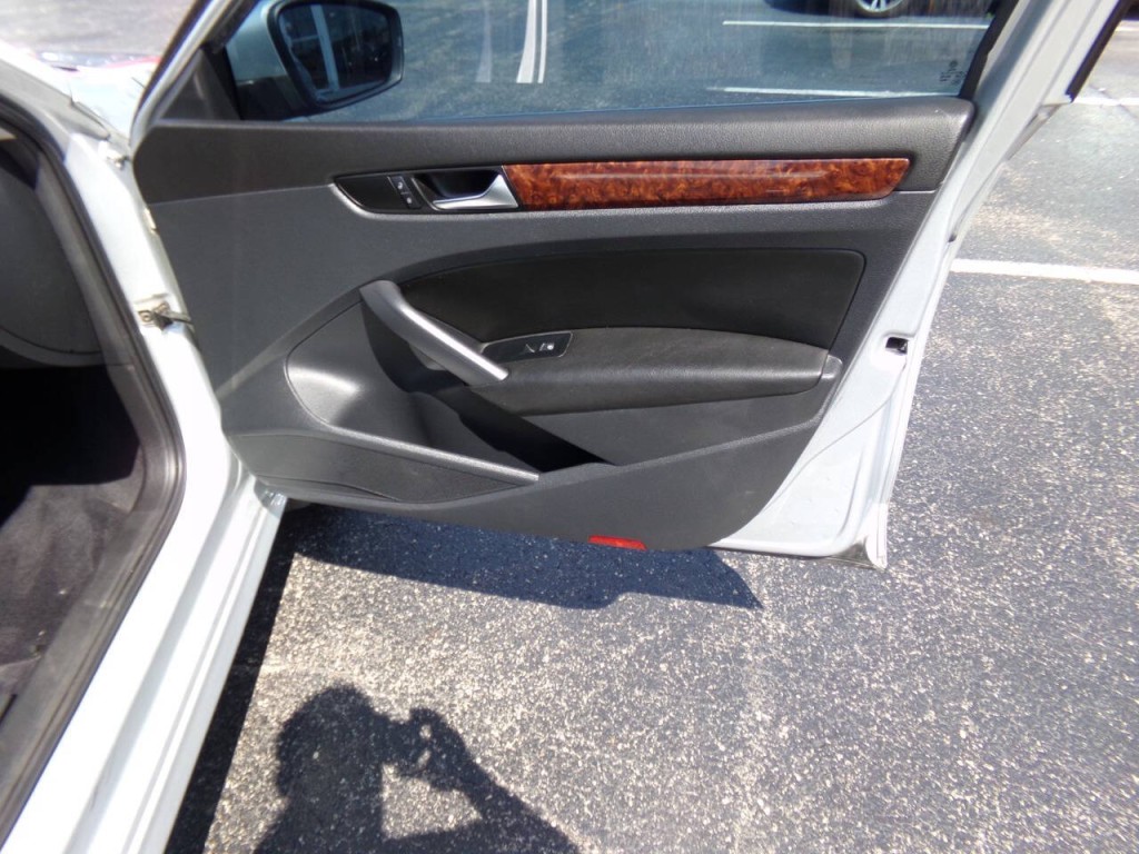 2013 Volkswagen Passat Image 30