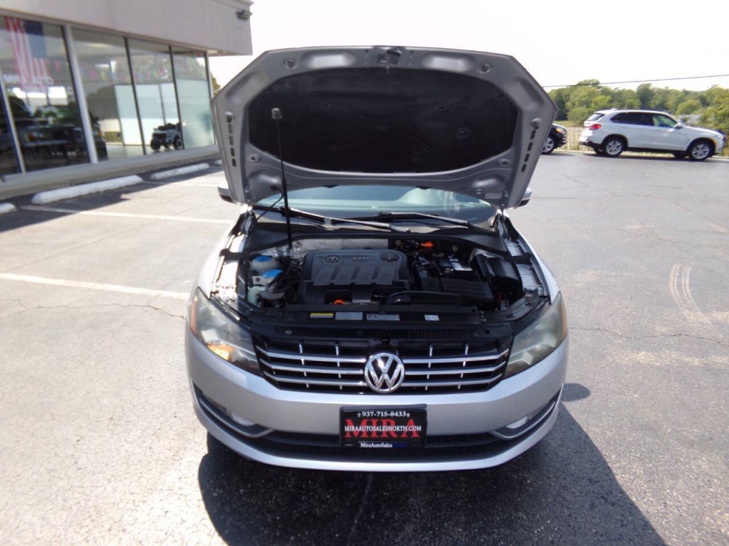 2013 Volkswagen Passat Image 32