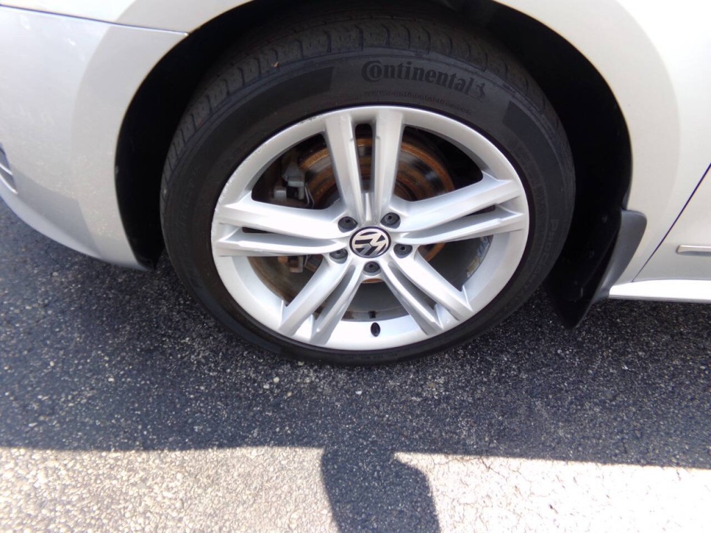 2013 Volkswagen Passat Image 35