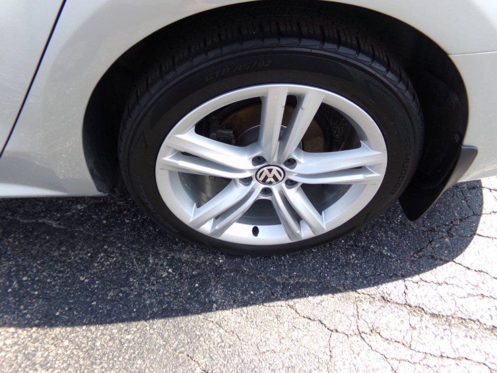 2013 Volkswagen Passat Image 38