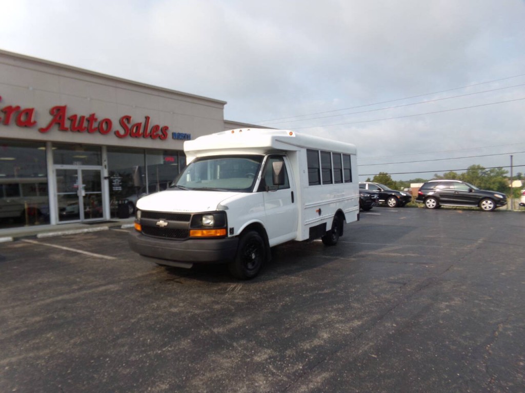 2012 Chevrolet Express Image 3