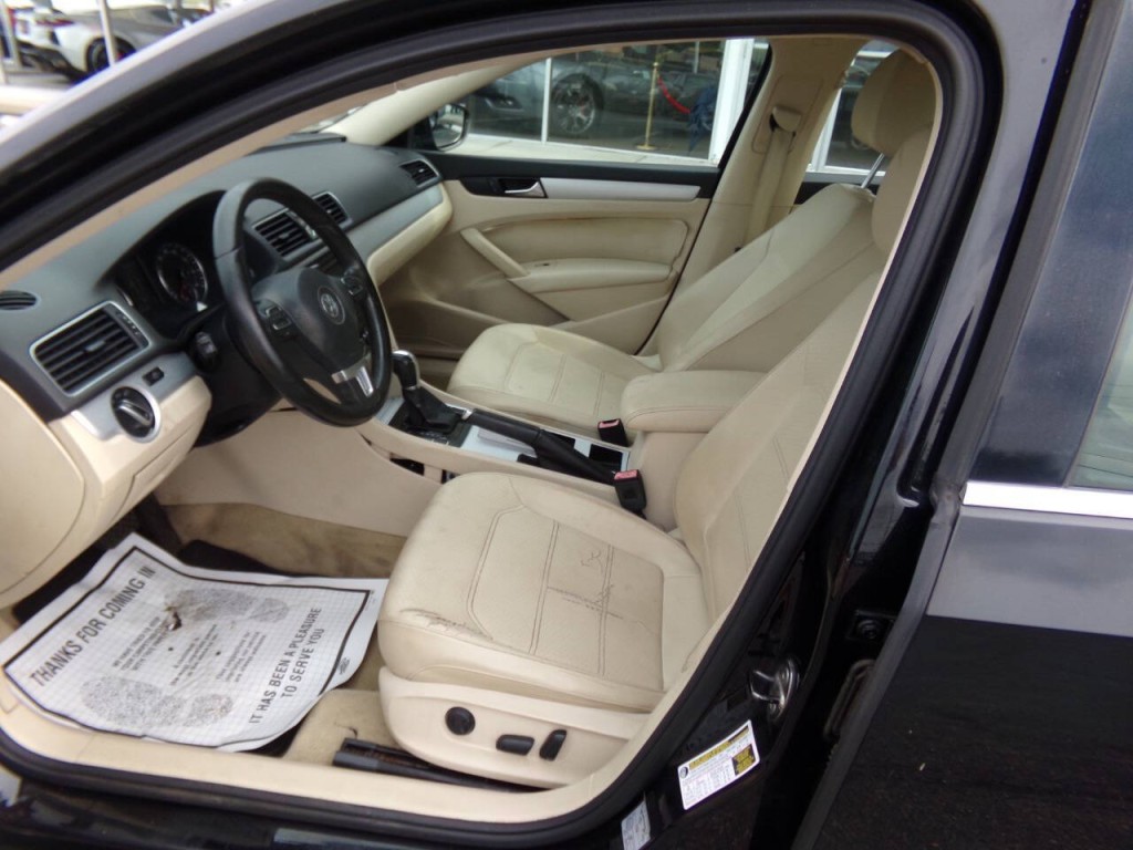 2012 Volkswagen Passat Image 10