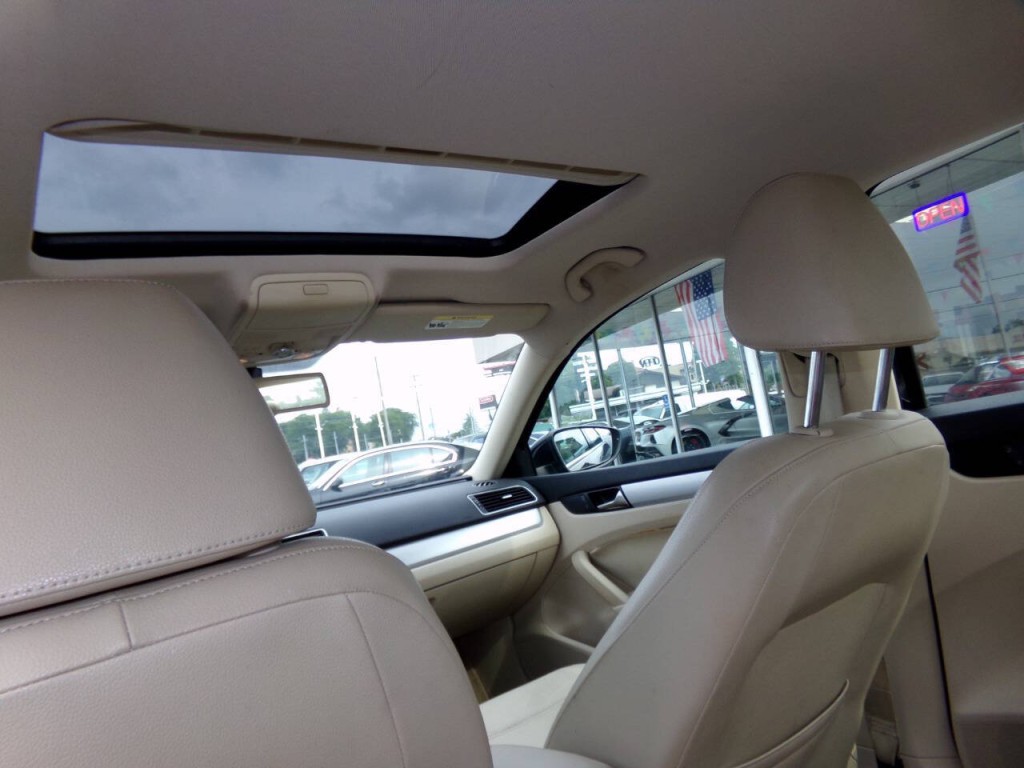 2012 Volkswagen Passat Image 16