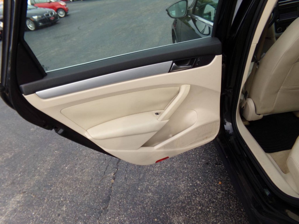 2012 Volkswagen Passat Image 18