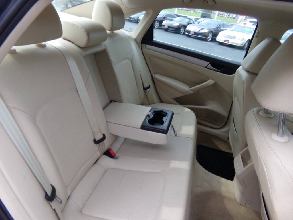 2012 Volkswagen Passat Image 22