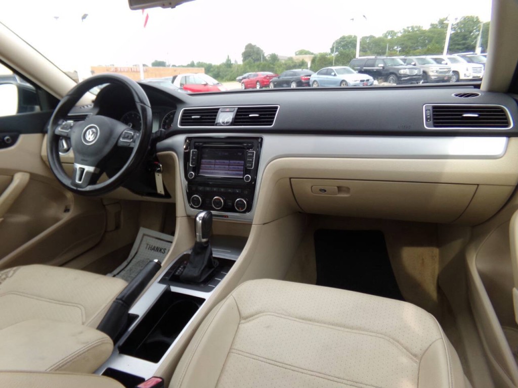 2012 Volkswagen Passat Image 24
