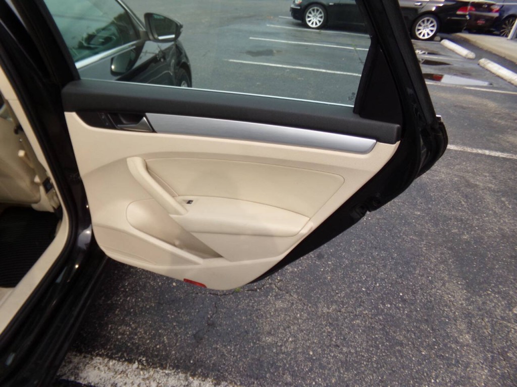 2012 Volkswagen Passat Image 25