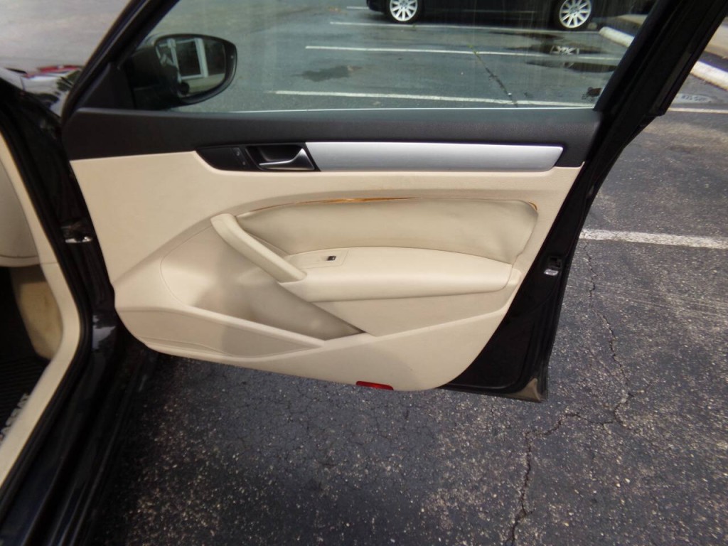2012 Volkswagen Passat Image 29