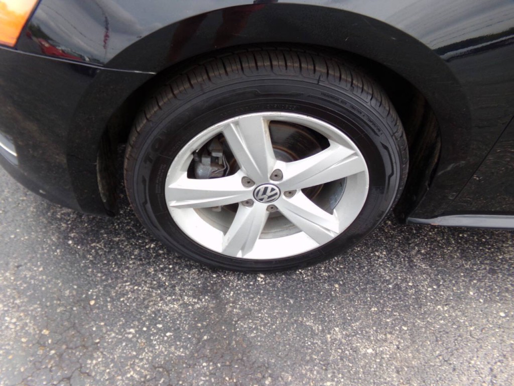 2012 Volkswagen Passat Image 33