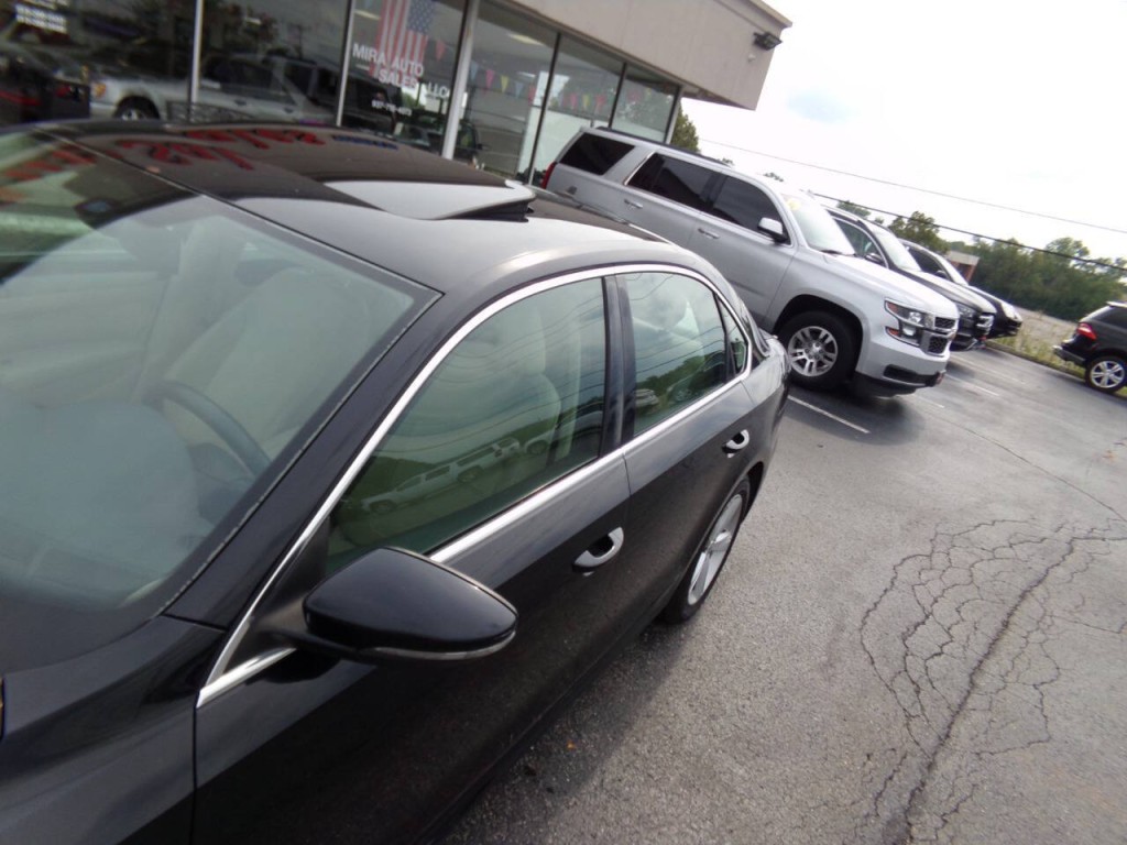 2012 Volkswagen Passat Image 34