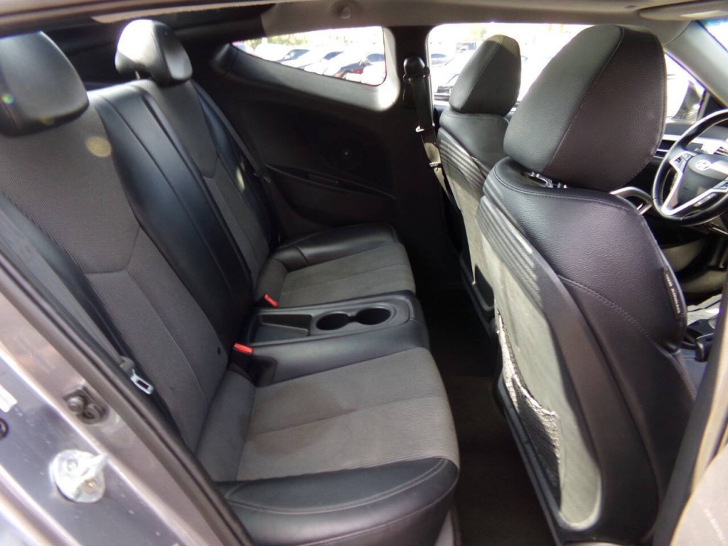 2015 Hyundai Veloster Image 23