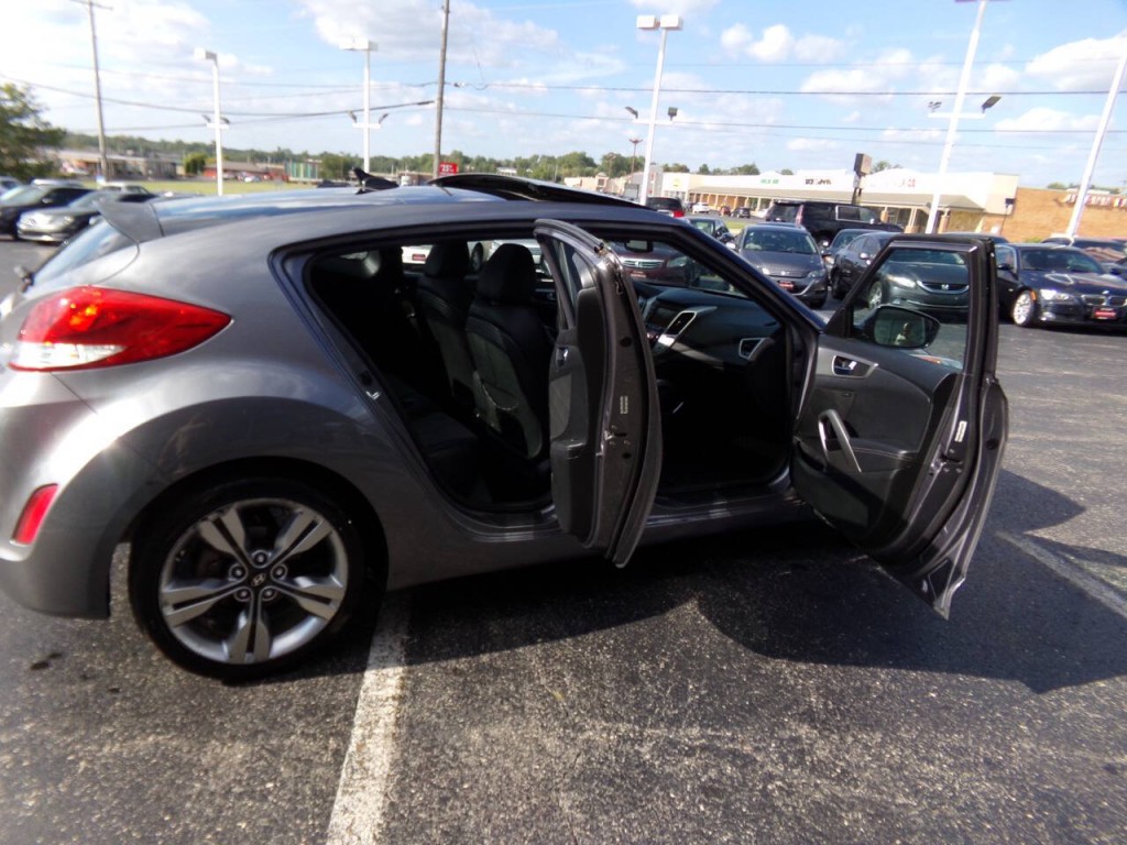 2015 Hyundai Veloster Image 24