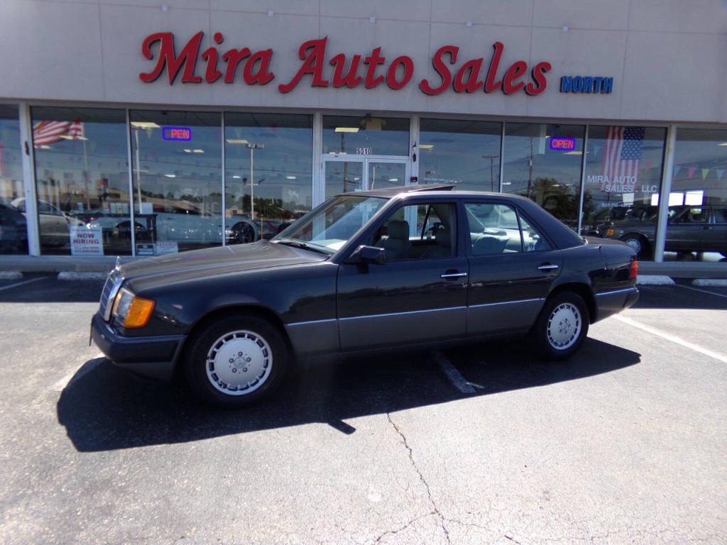 1990 Mercedes-Benz 300-Class Image 1