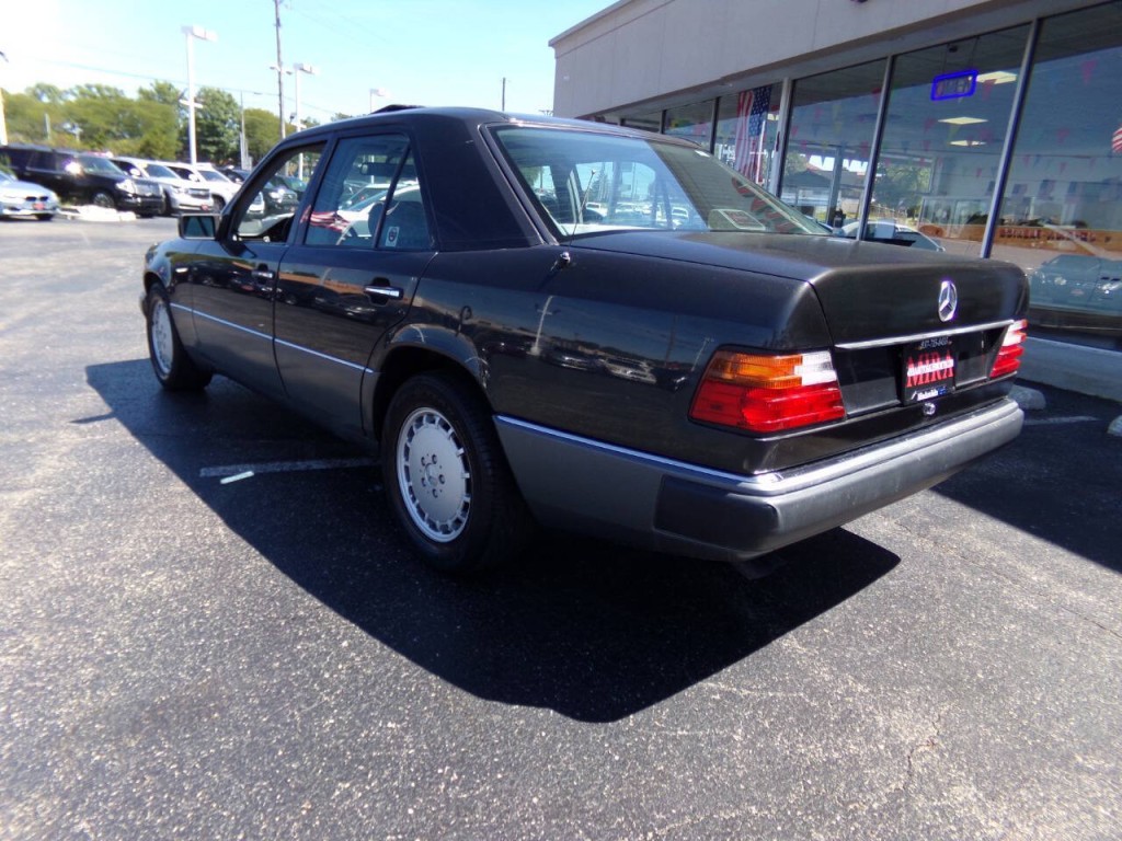 1990 Mercedes-Benz 300-Class Image 2