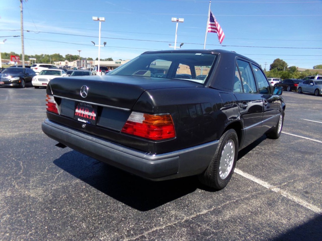 1990 Mercedes-Benz 300-Class Image 3
