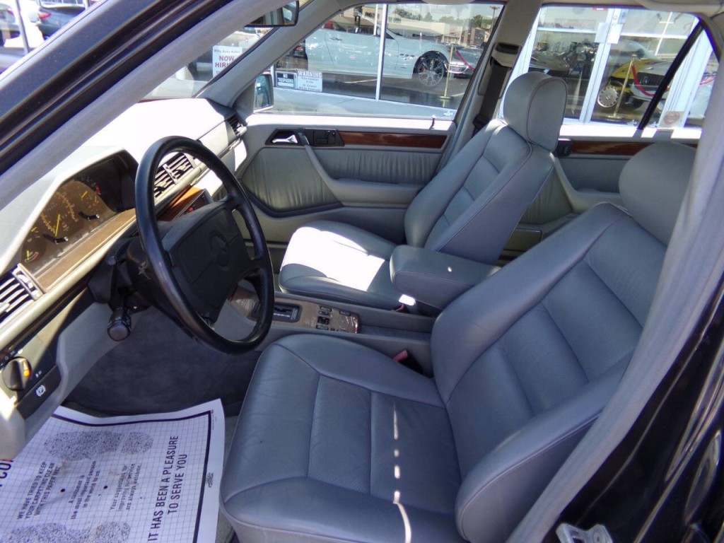 1990 Mercedes-Benz 300-Class Image 8