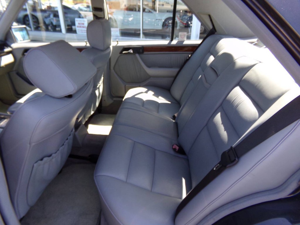 1990 Mercedes-Benz 300-Class Image 9