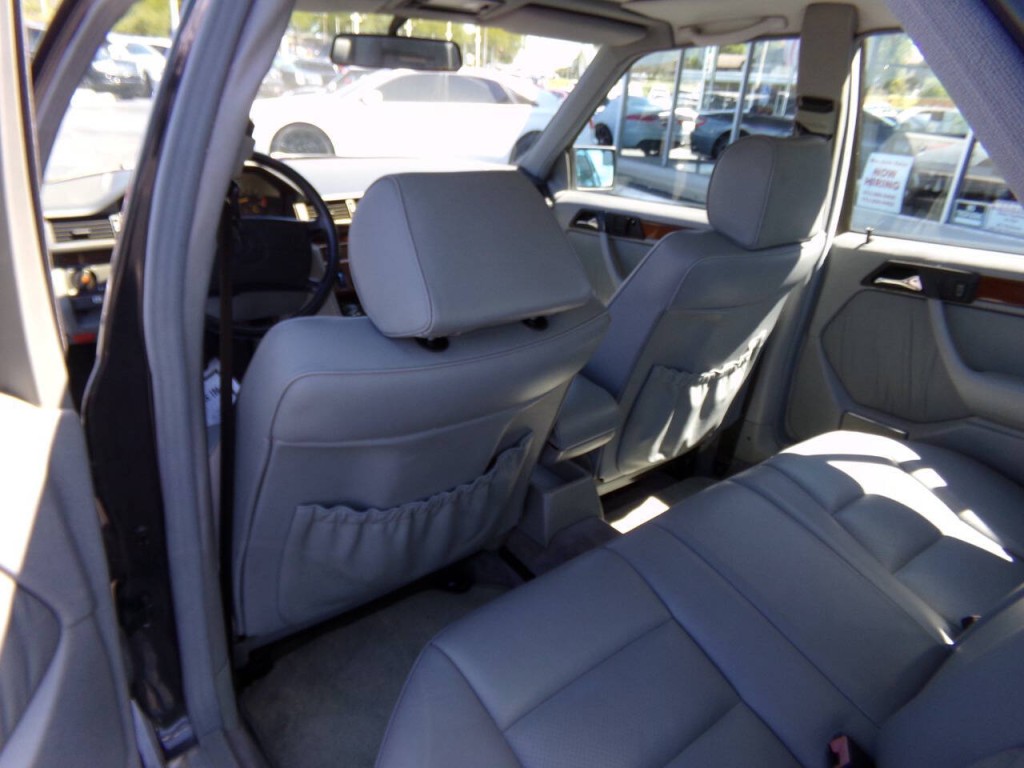 1990 Mercedes-Benz 300-Class Image 10