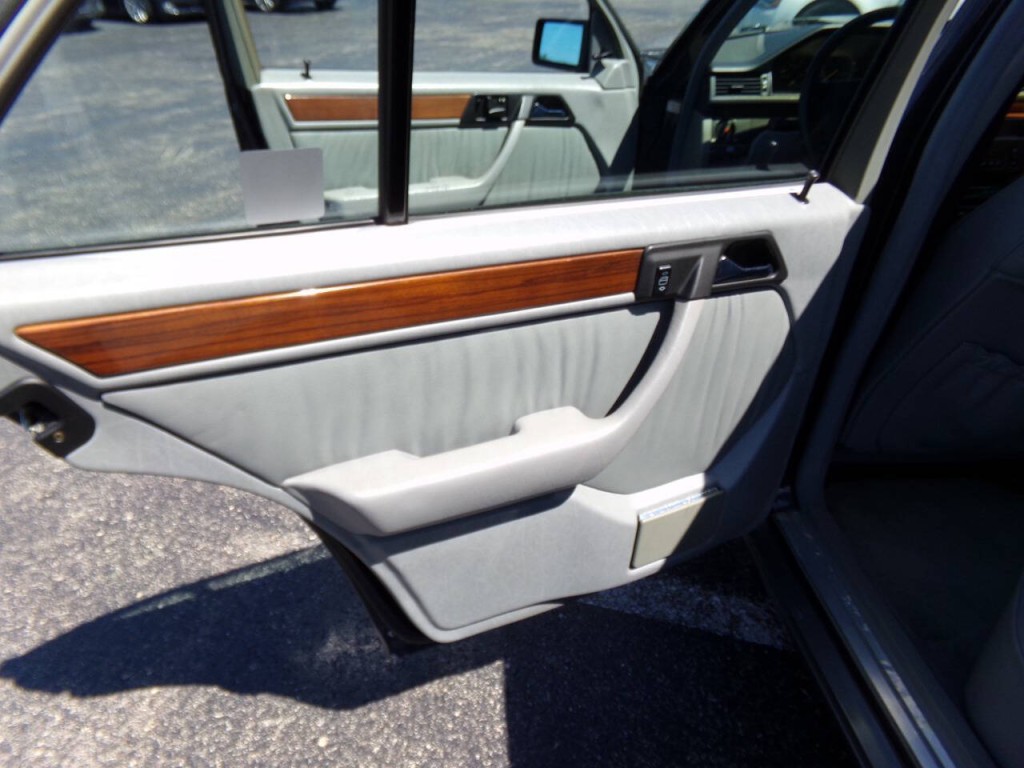 1990 Mercedes-Benz 300-Class Image 11
