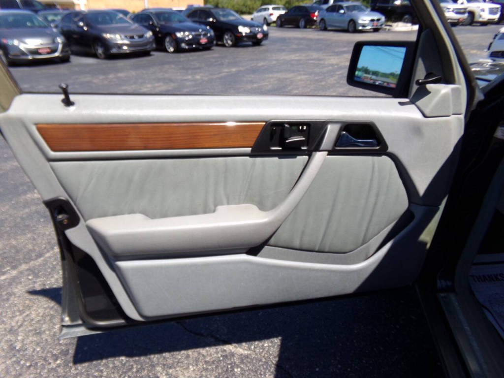 1990 Mercedes-Benz 300-Class Image 12
