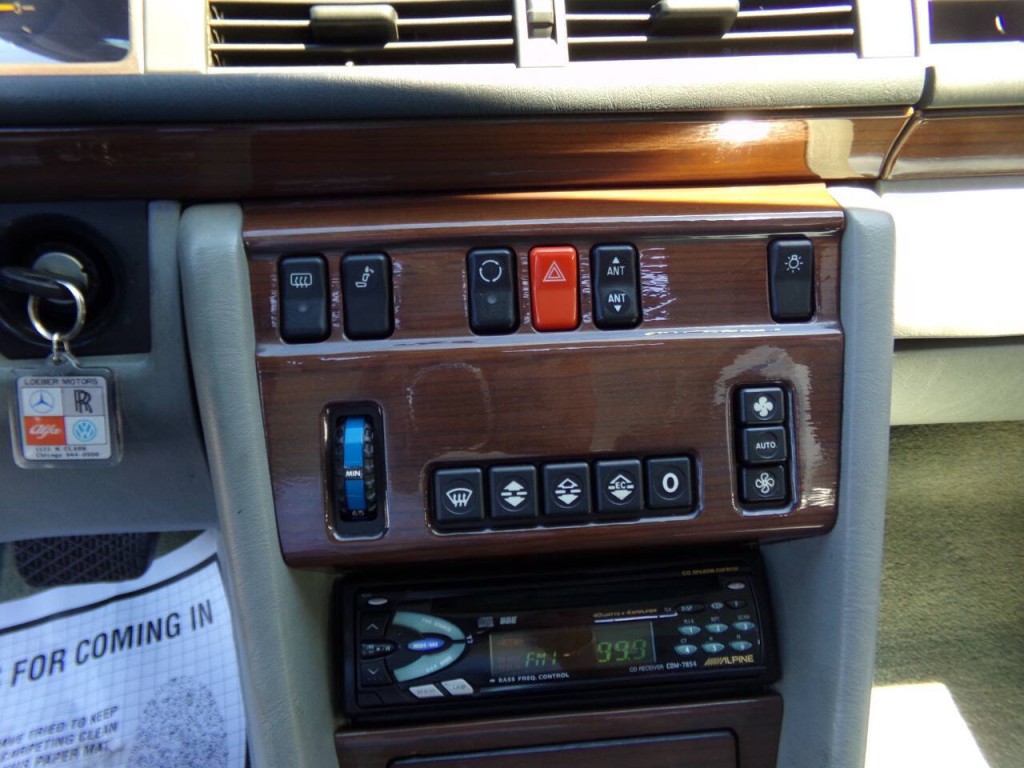 1990 Mercedes-Benz 300-Class Image 13