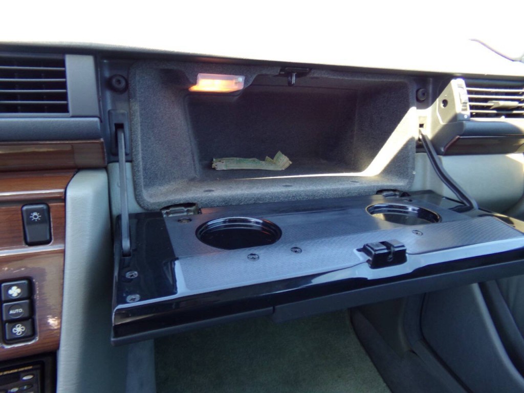 1990 Mercedes-Benz 300-Class Image 16