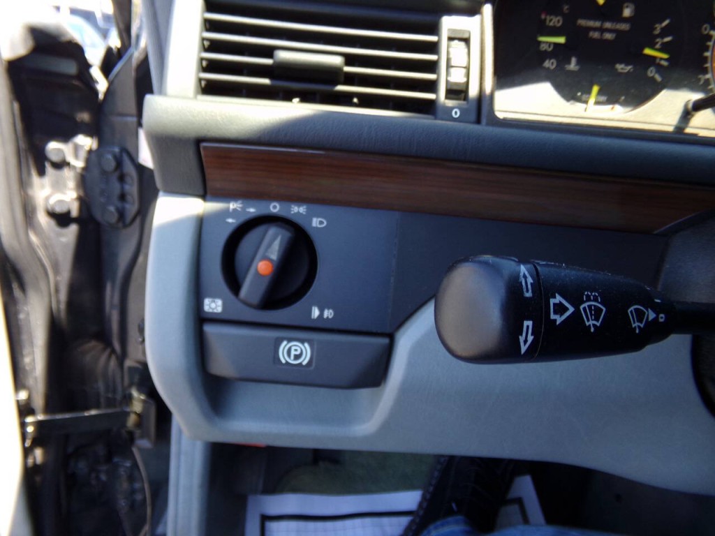 1990 Mercedes-Benz 300-Class Image 18