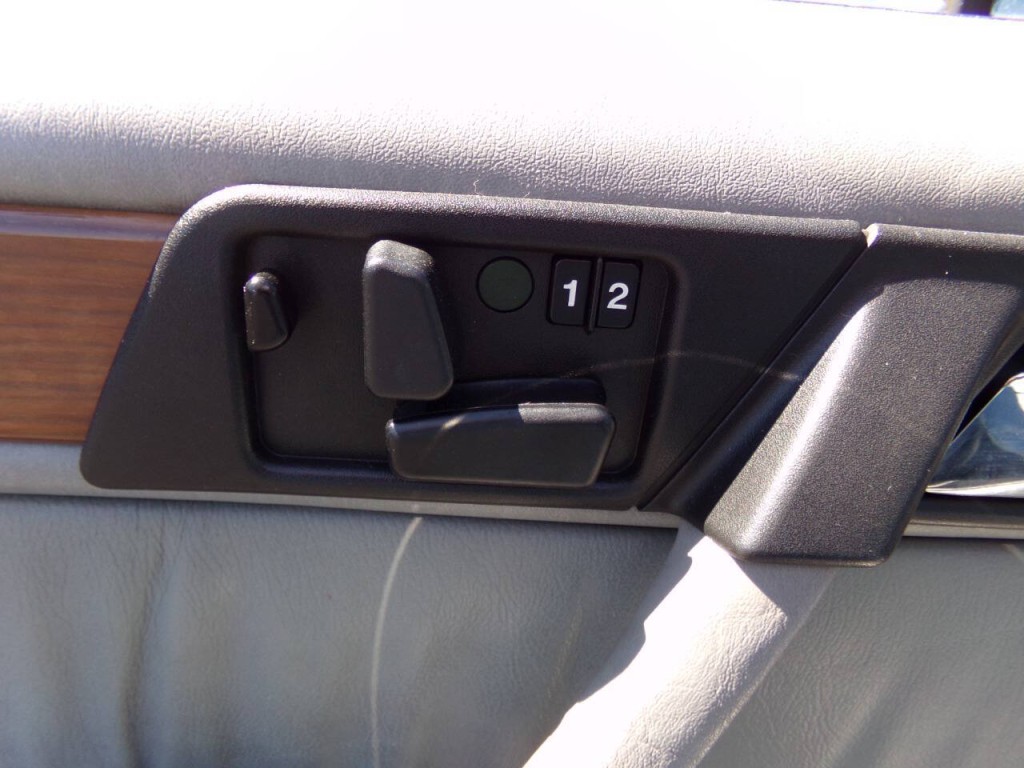 1990 Mercedes-Benz 300-Class Image 23