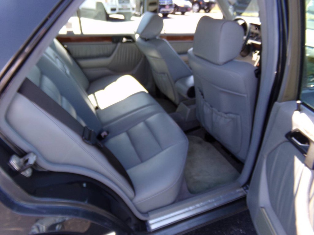 1990 Mercedes-Benz 300-Class Image 29