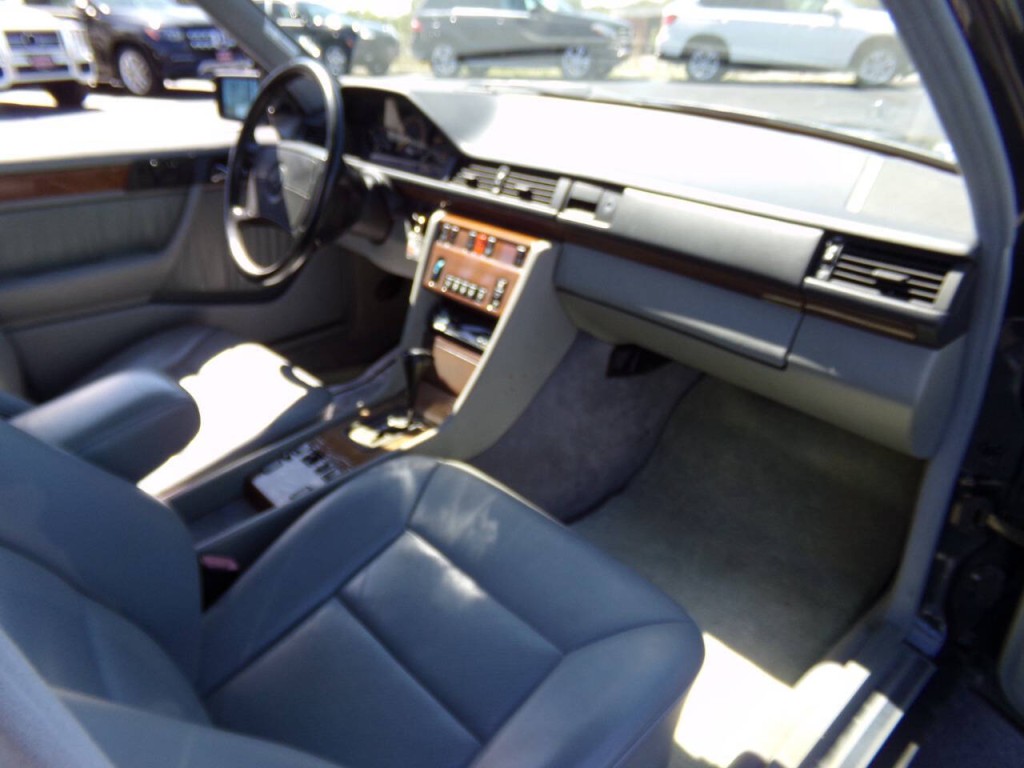 1990 Mercedes-Benz 300-Class Image 30