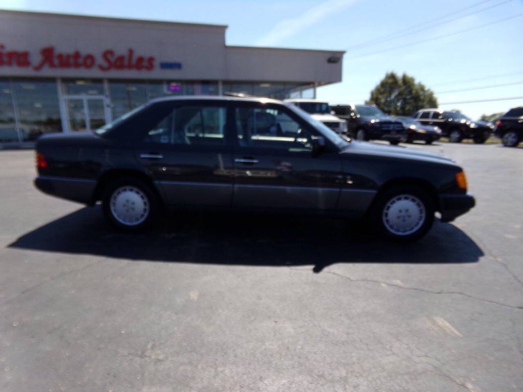 1990 Mercedes-Benz 300-Class Image 35