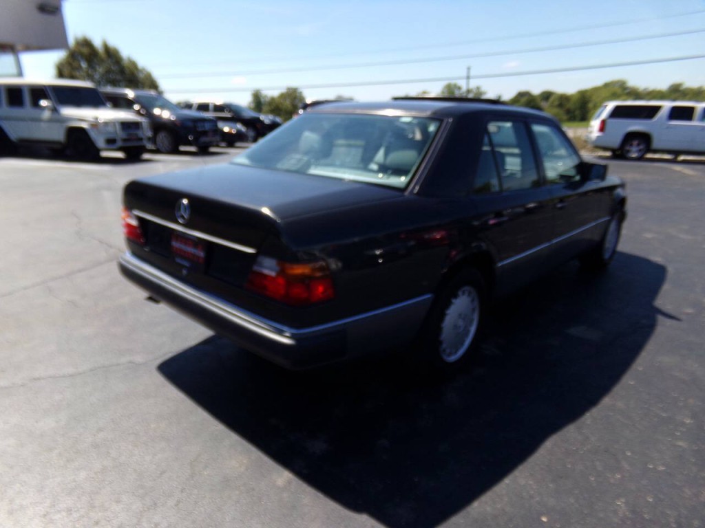 1990 Mercedes-Benz 300-Class Image 36