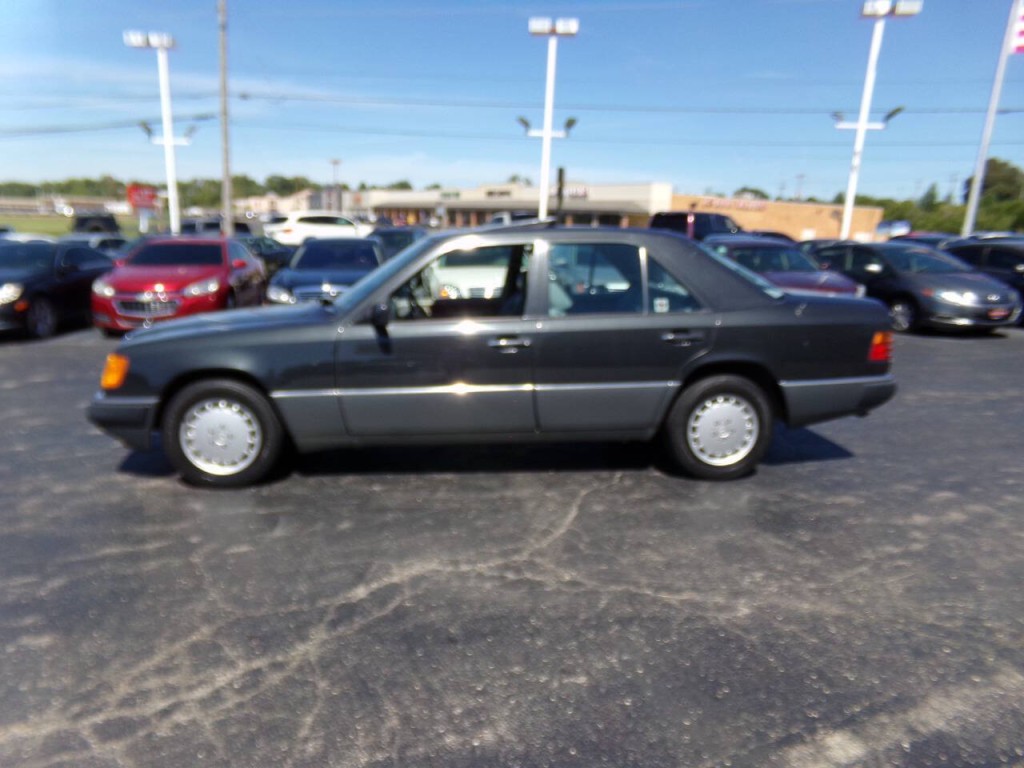 1990 Mercedes-Benz 300-Class Image 38