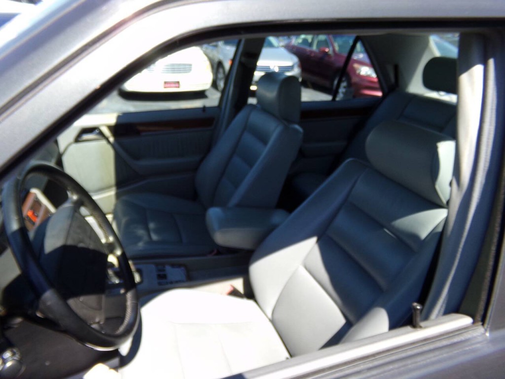 1990 Mercedes-Benz 300-Class Image 41