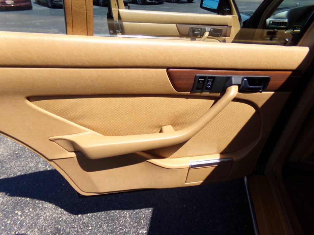 1986 Mercedes-Benz 420-Class Image 13