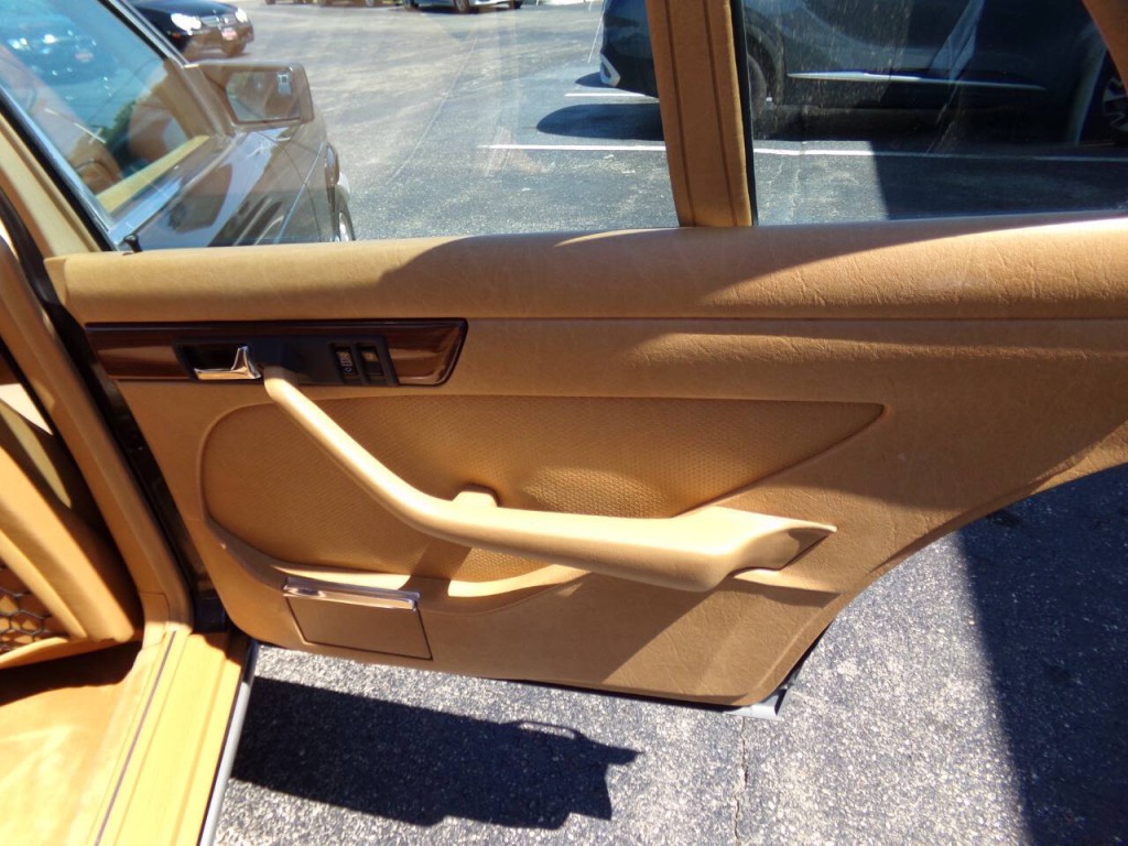 1986 Mercedes-Benz 420-Class Image 23