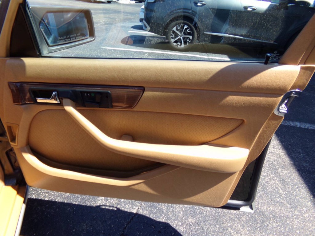 1986 Mercedes-Benz 420-Class Image 24