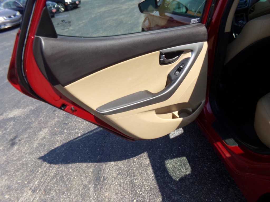 2013 Hyundai Elantra Image 18