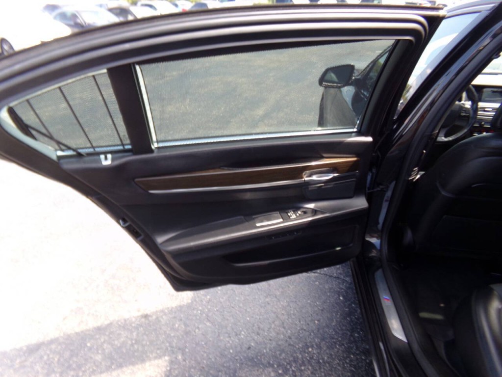 2013 BMW 7 Series Image 21
