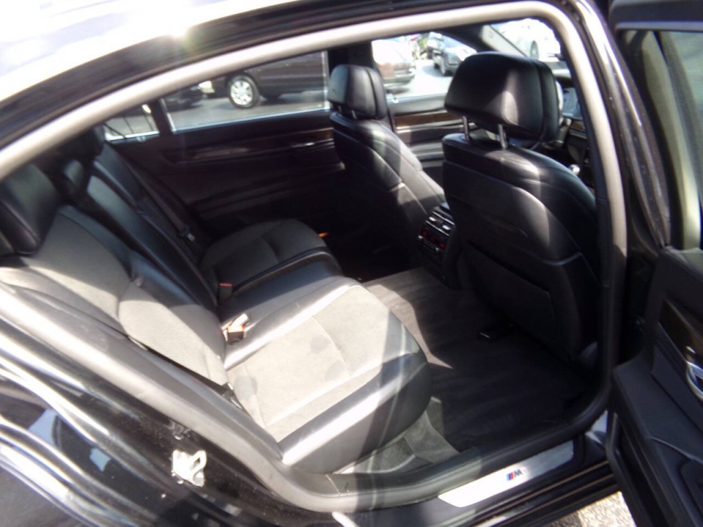 2013 BMW 7 Series Image 25