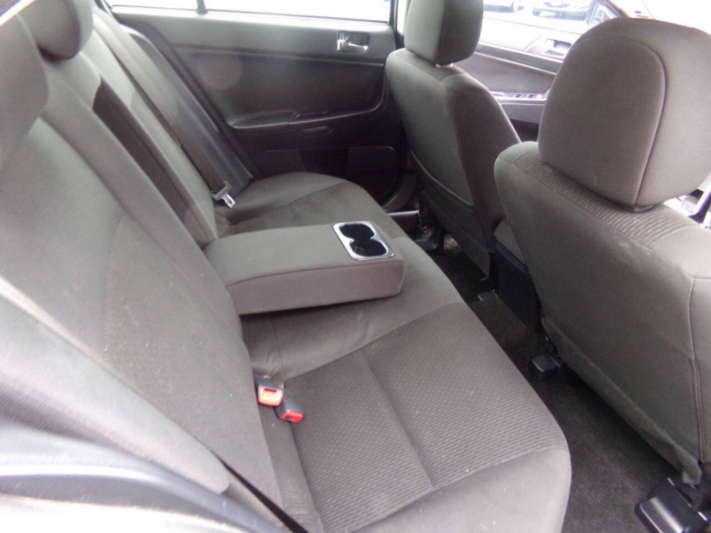2016 Mitsubishi Lancer Image 30