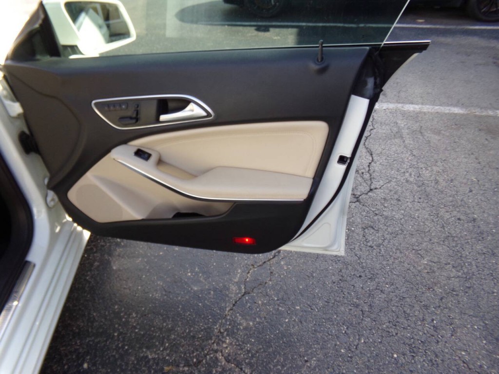 2014 Mercedes-Benz CLA-Class Image 28