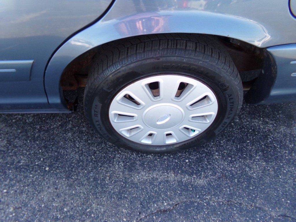 2008 Ford Crown Victoria Image 32