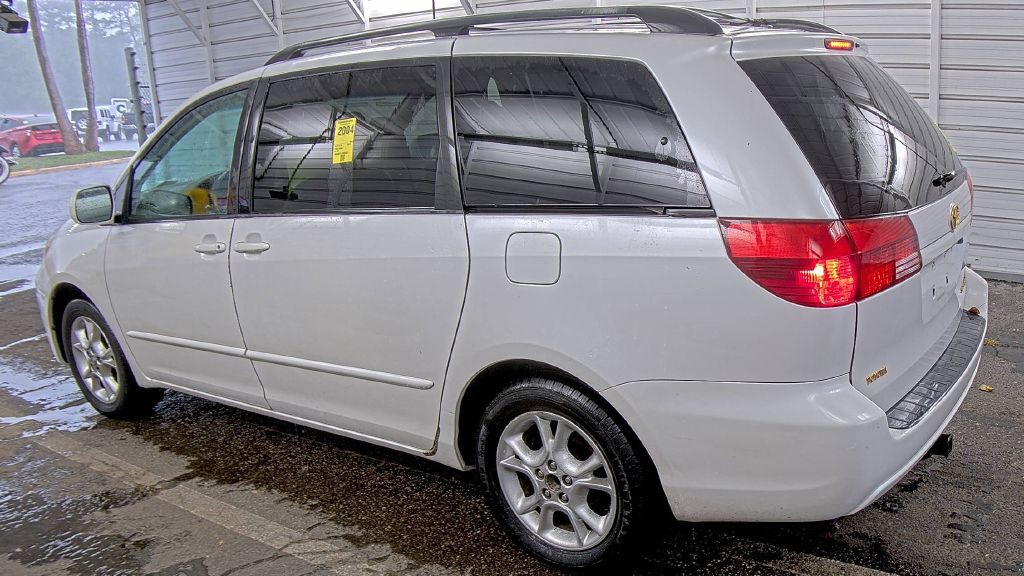 2008 Toyota Sienna Image 2