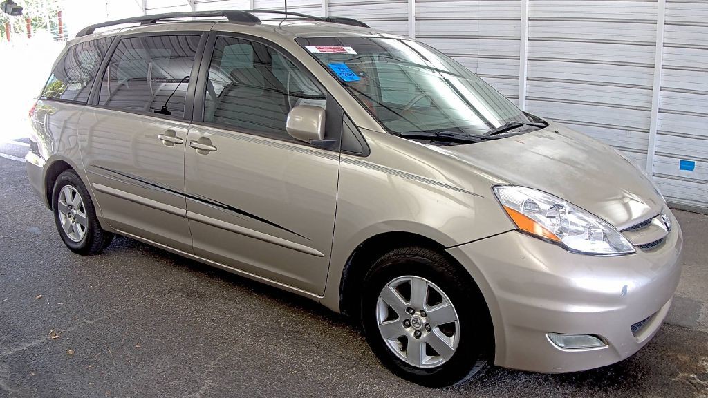 2008 Toyota Sienna Image 1
