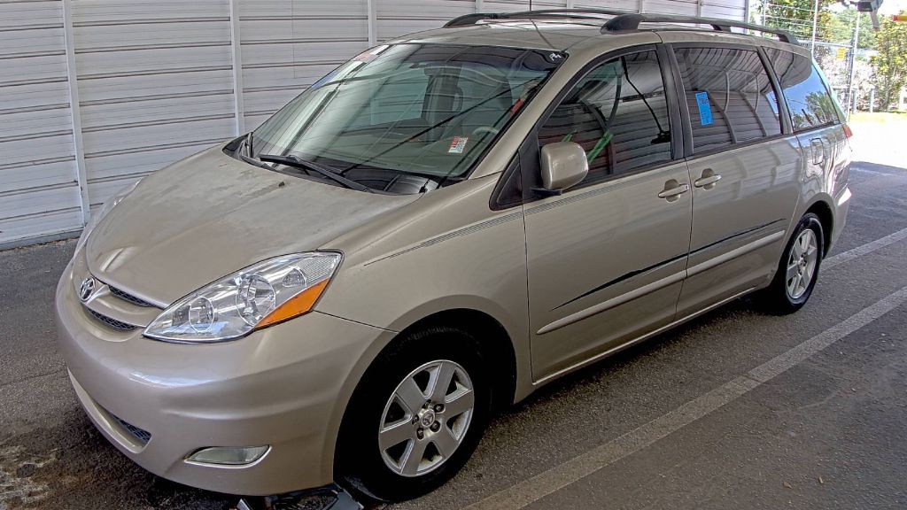 2008 Toyota Sienna Image 2